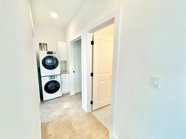 $3,400 | 2102 Mechanic Street, Unit 205, Galveston, TX 77550