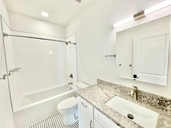 $3,400 | 2102 Mechanic Street, Unit 205, Galveston, TX 77550