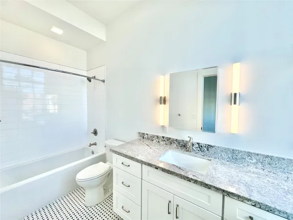 $3,400 | 2102 Mechanic Street, Unit 205, Galveston, TX 77550