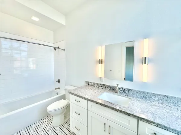 $3,400 | 2102 Mechanic Street, Unit 205, Galveston, TX 77550