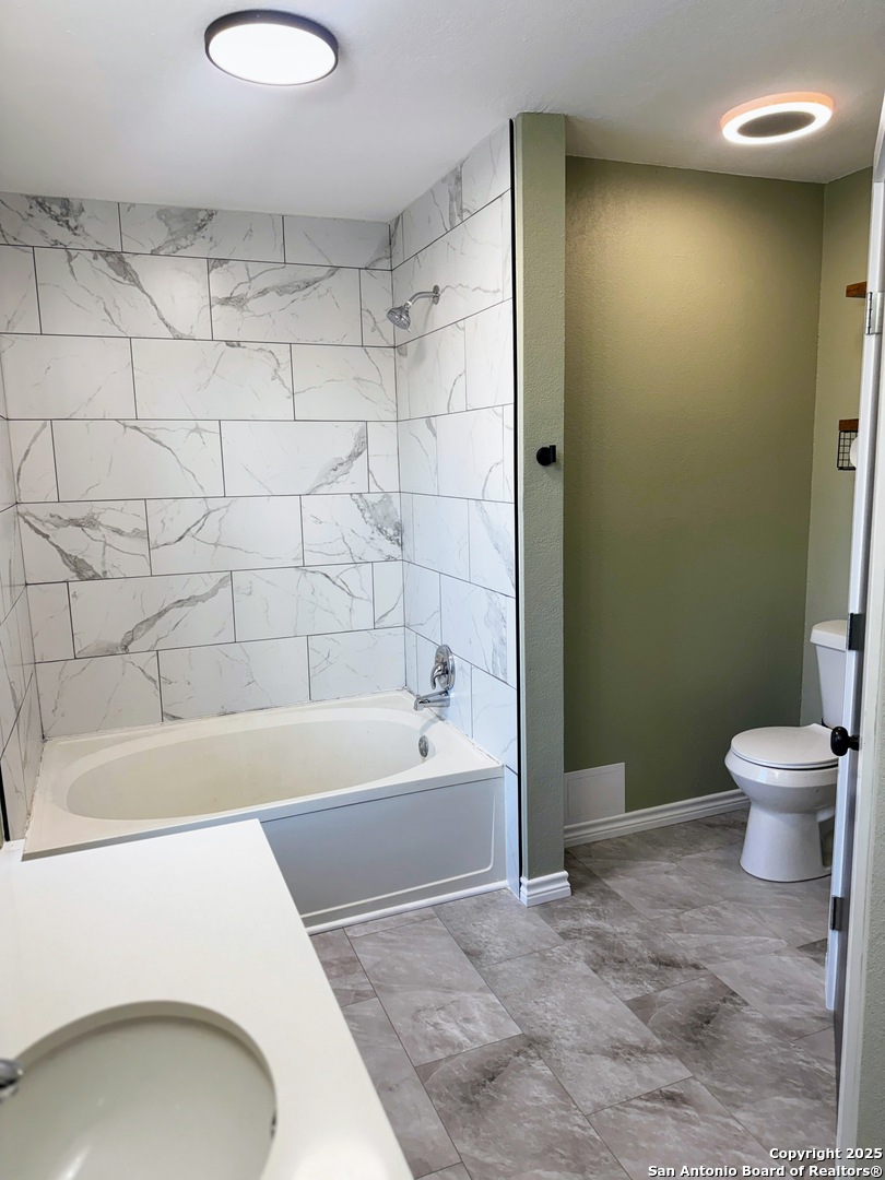 7935 Sonny Ridge San Antonio, TX 78244 - Photo 20 of 22 a bathroom with a sink a toilet and a bathtub
