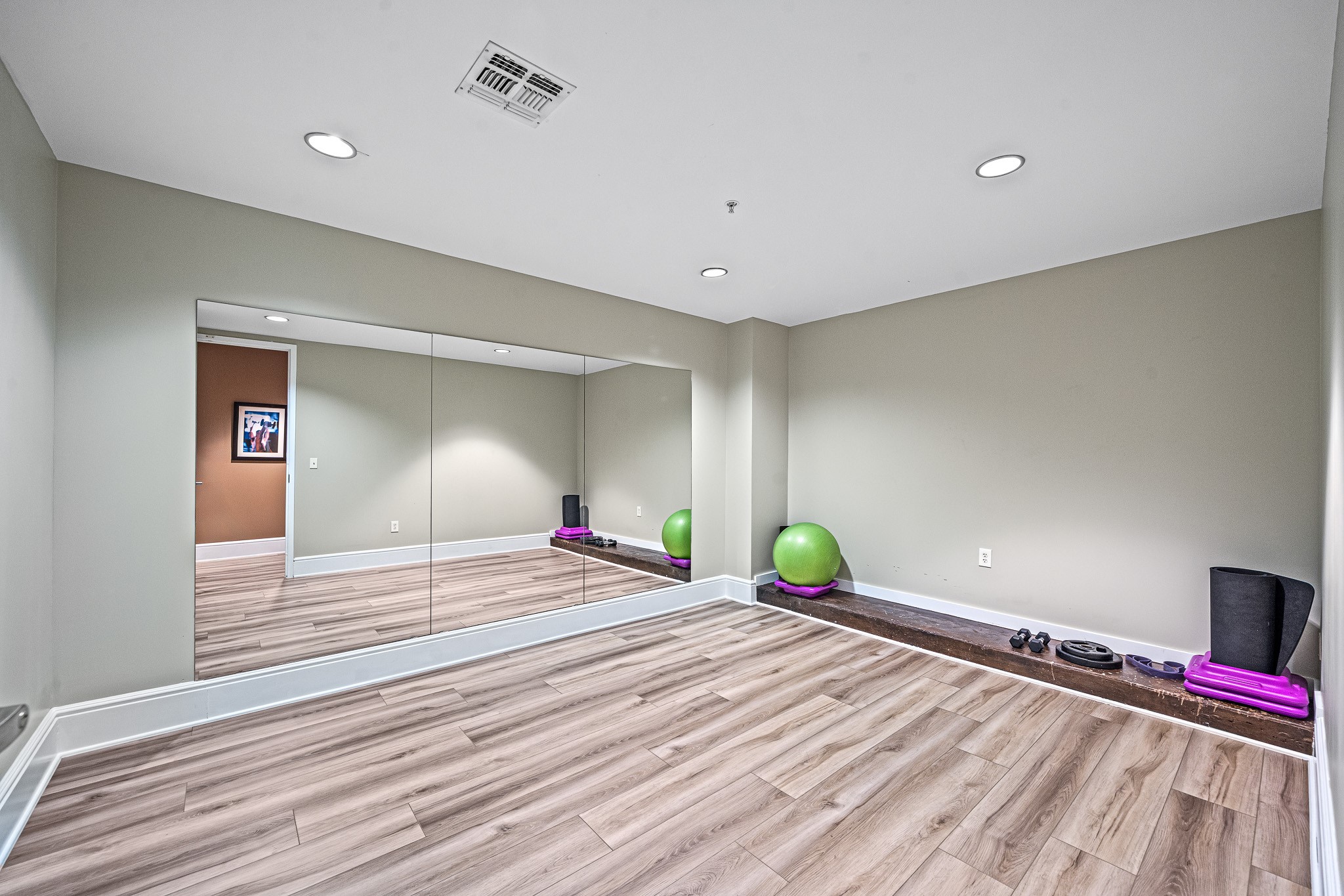 5925 Almeda Road, Unit 11406 Houston, TX 77004 - Photo 25 of 26 a bedroom with bed and a chandelier