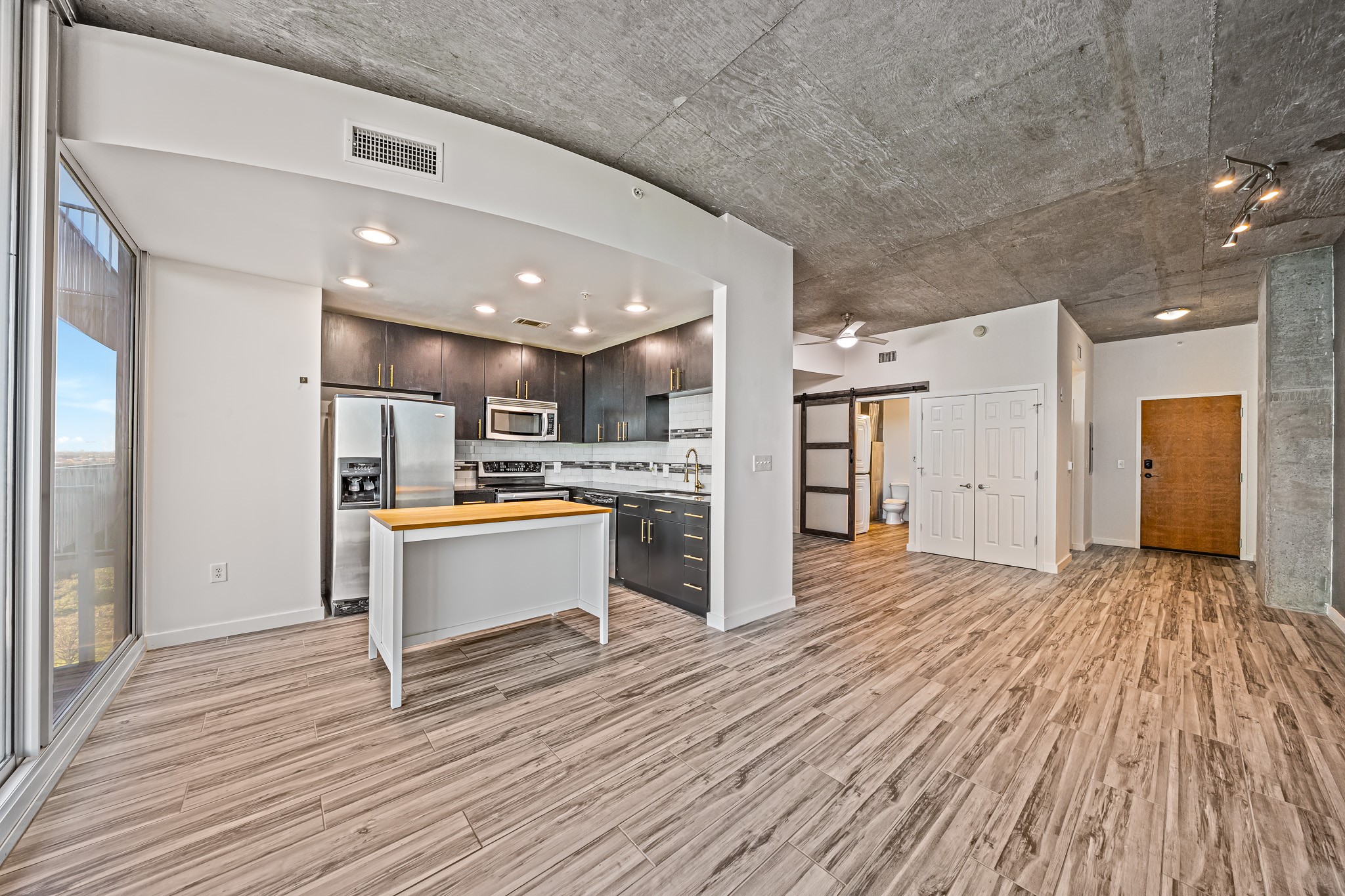 5925 Almeda Road, Unit 11406 Houston, TX 77004 - Photo 3 of 26 a view of kitchen with refrigerator microwave and stove