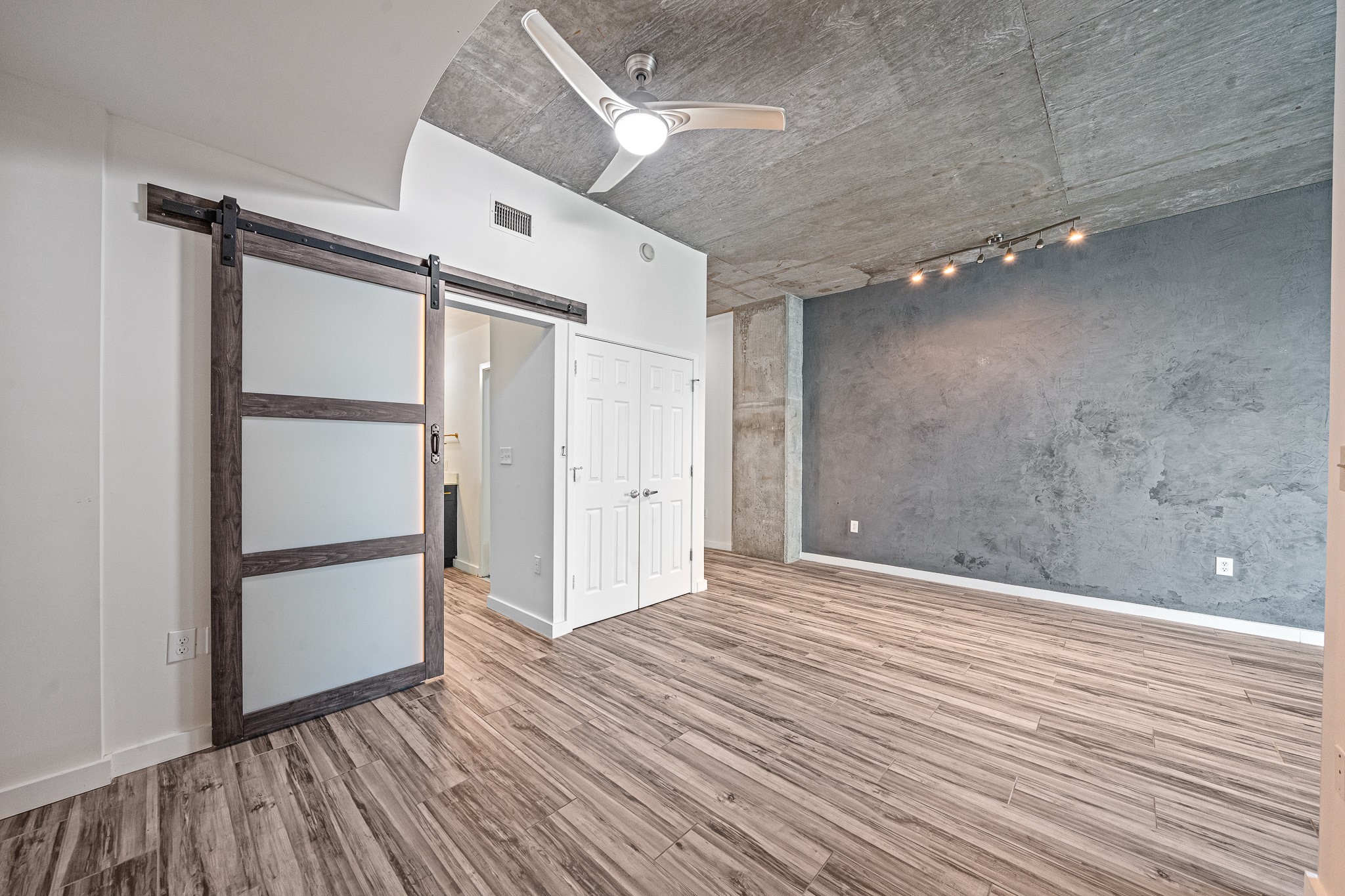 5925 Almeda Road, Unit 11406 Houston, TX 77004 - Photo 6 of 26 a view of an empty room with wooden floor