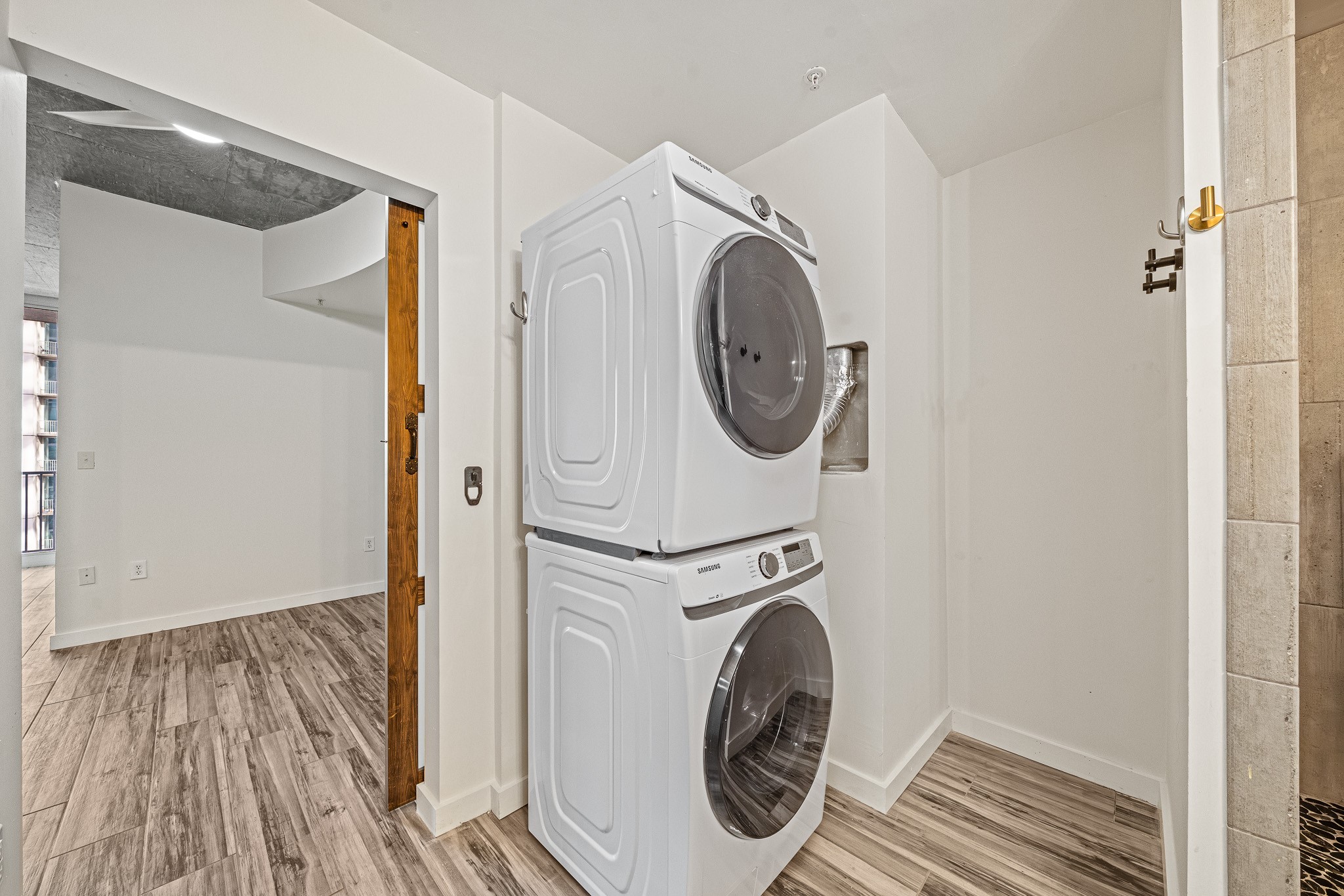 5925 Almeda Road, Unit 11406 Houston, TX 77004 - Photo 10 of 26 a utility room with dryer and washer