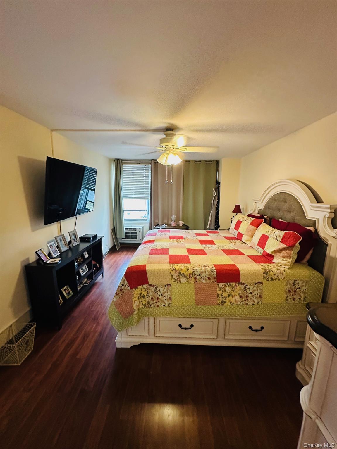 3121 Middletown Road, Unit 4K Bronx, NY 10461 - Photo 11 of 30 a bedroom with a bed and a flat screen tv