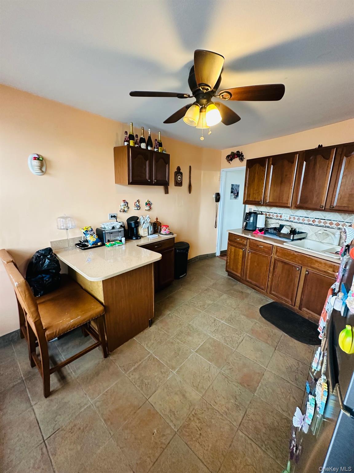 3121 Middletown Road, Unit 4K Bronx, NY 10461 - Photo 12 of 30 a living room with furniture and a flat screen tv