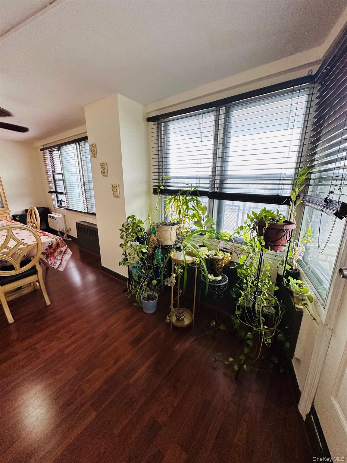 3121 Middletown Road, Unit 4K Bronx, NY 10461 - Photo 15 of 30 a living room filled with furniture
