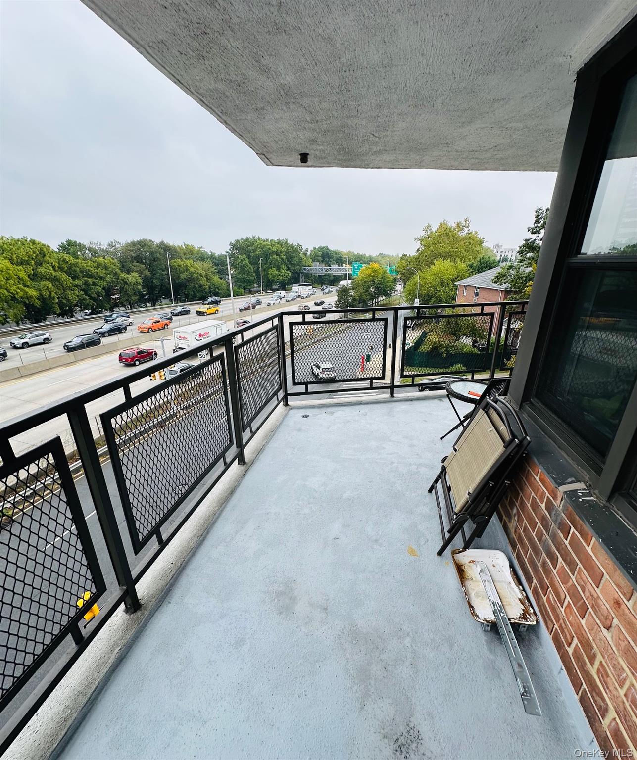 3121 Middletown Road, Unit 4K Bronx, NY 10461 - Photo 24 of 30 a view of a terrace with yard