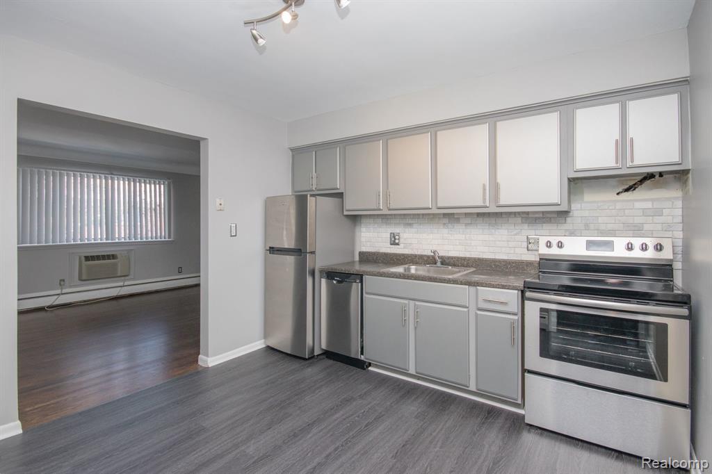 629 West Maple Road, Unit 14 Clawson, MI 48017 - Photo 2 of 27