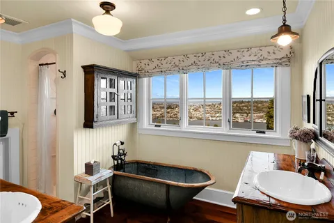 $4,100,000 | 406 Galer Street, Seattle, WA 98109