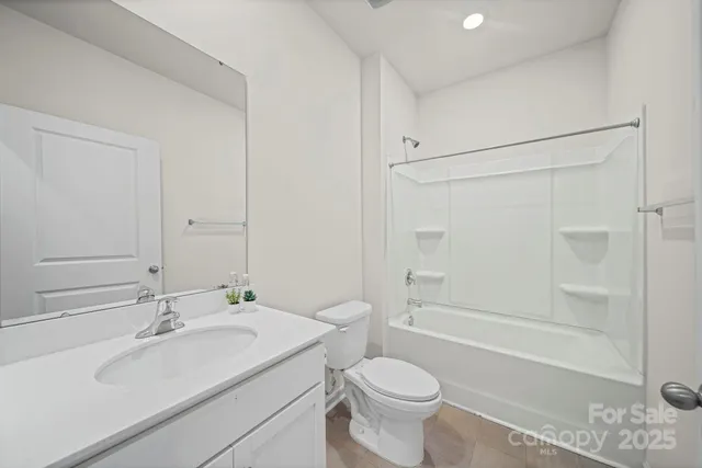 a view of a livingroom with a workspace