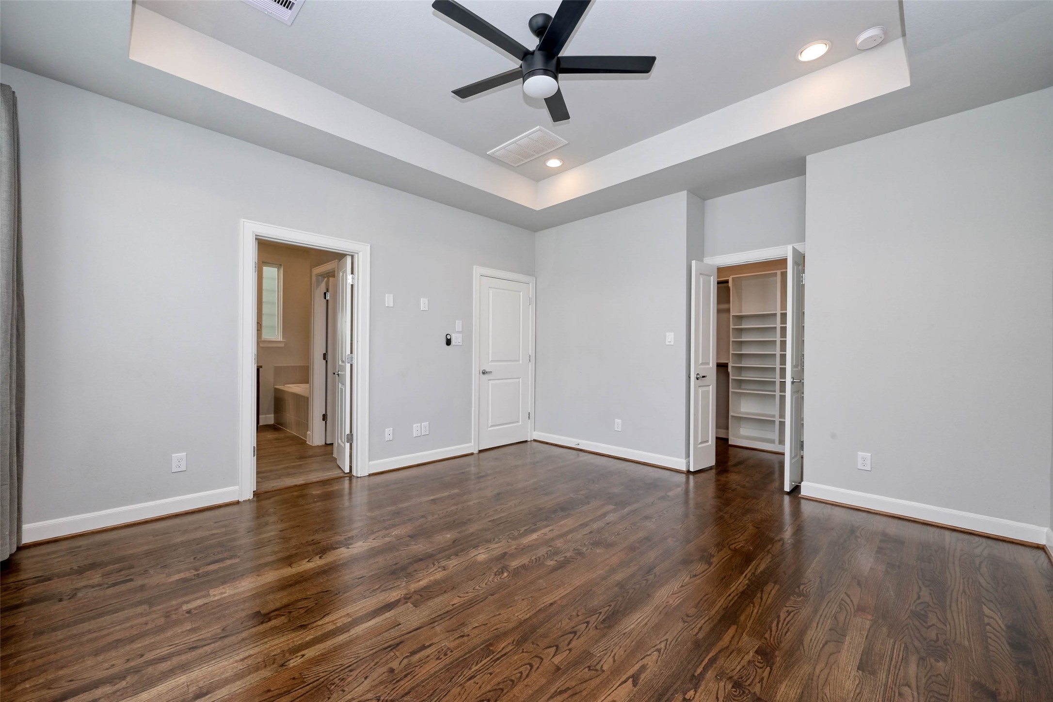 951 West 17th Street Houston, TX 77008 - Photo 20 of 30 an empty room with wooden floor and a ceiling fan