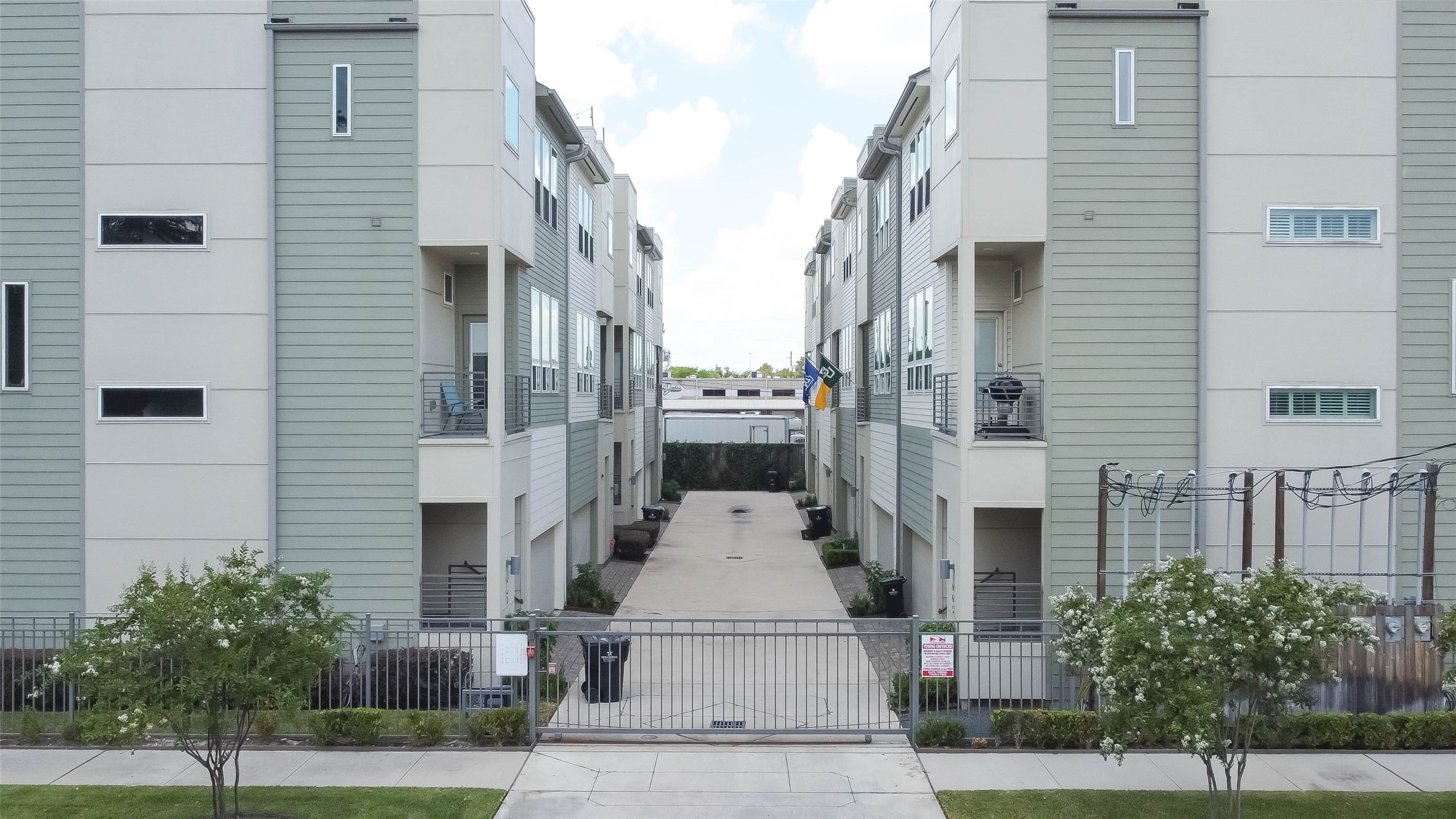 951 West 17th Street Houston, TX 77008 - Photo 2 of 30 a view of a white building among the street