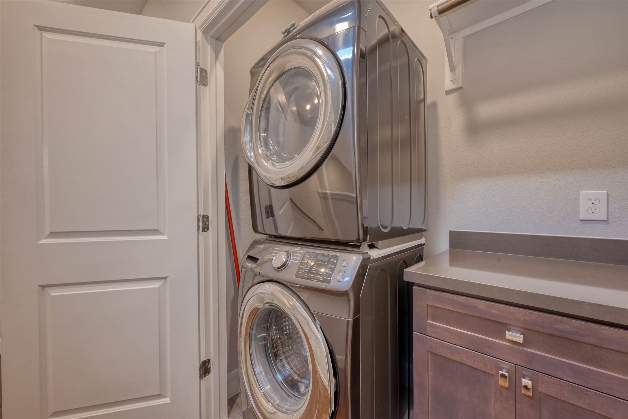 951 West 17th Street Houston, TX 77008 - Photo 26 of 30 a utility room with dryer and washer