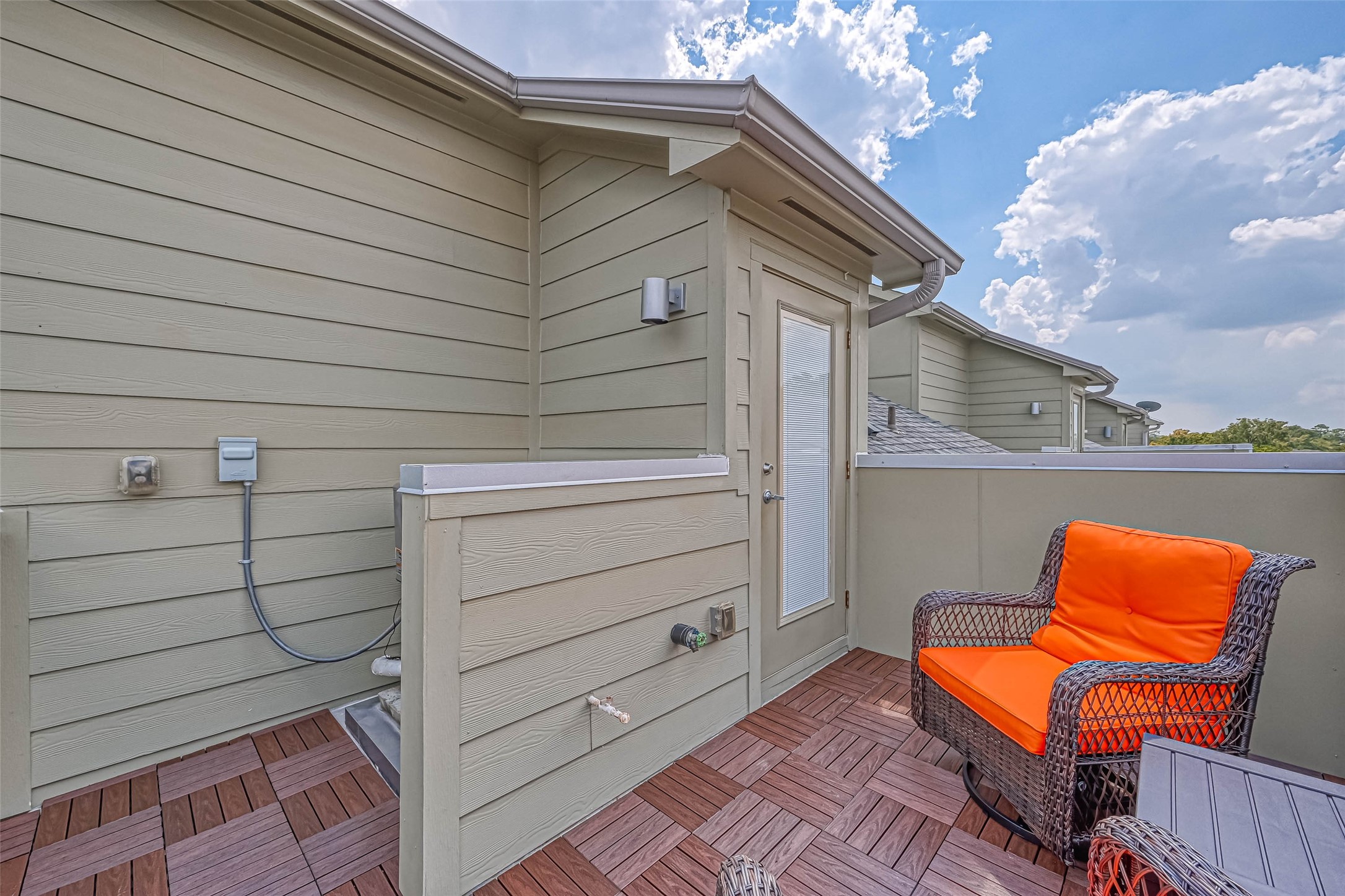 951 West 17th Street Houston, TX 77008 - Photo 29 of 30 a view of a chairs and bench in the balcony