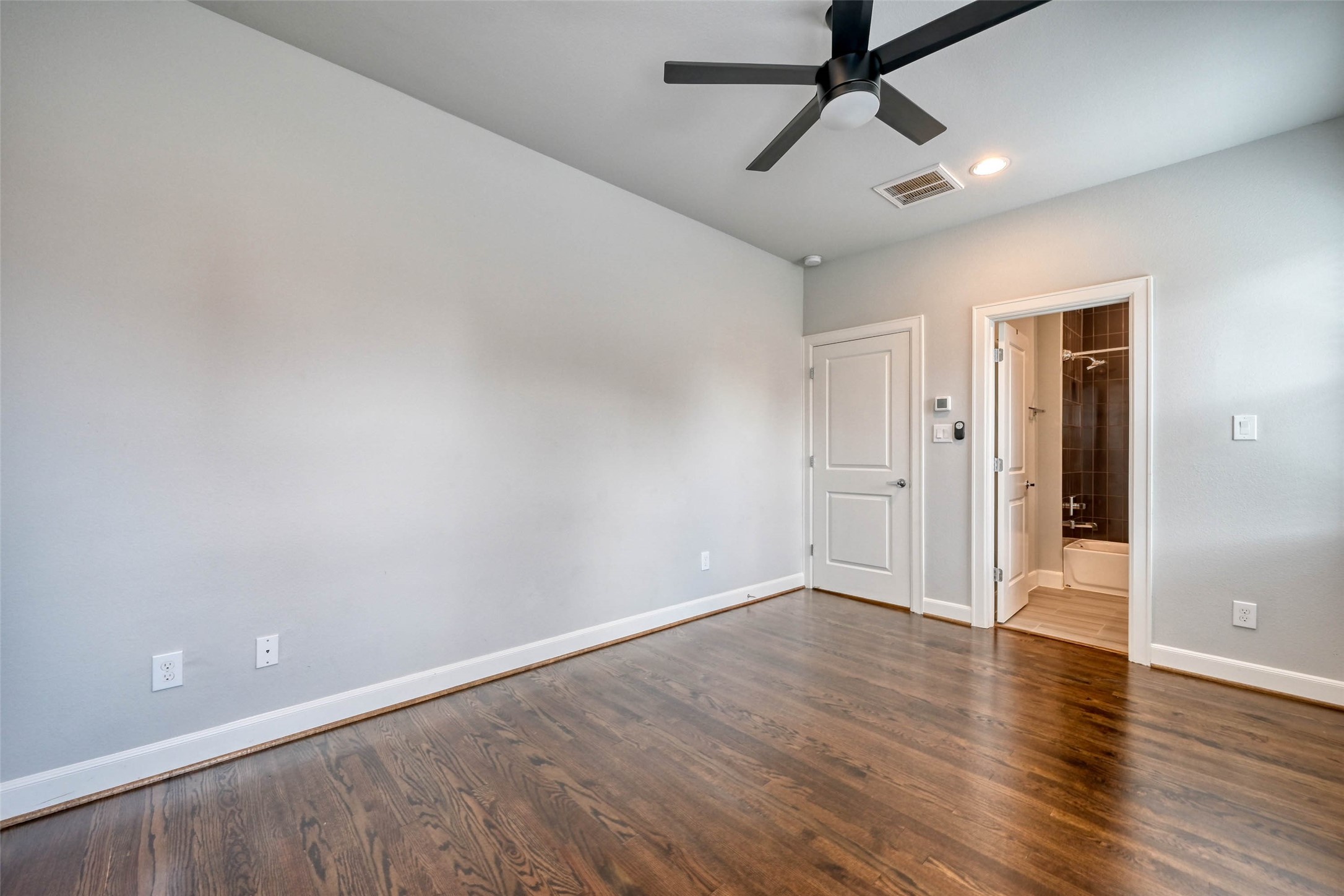 951 West 17th Street Houston, TX 77008 - Photo 7 of 30 an empty room with wooden floor and windows