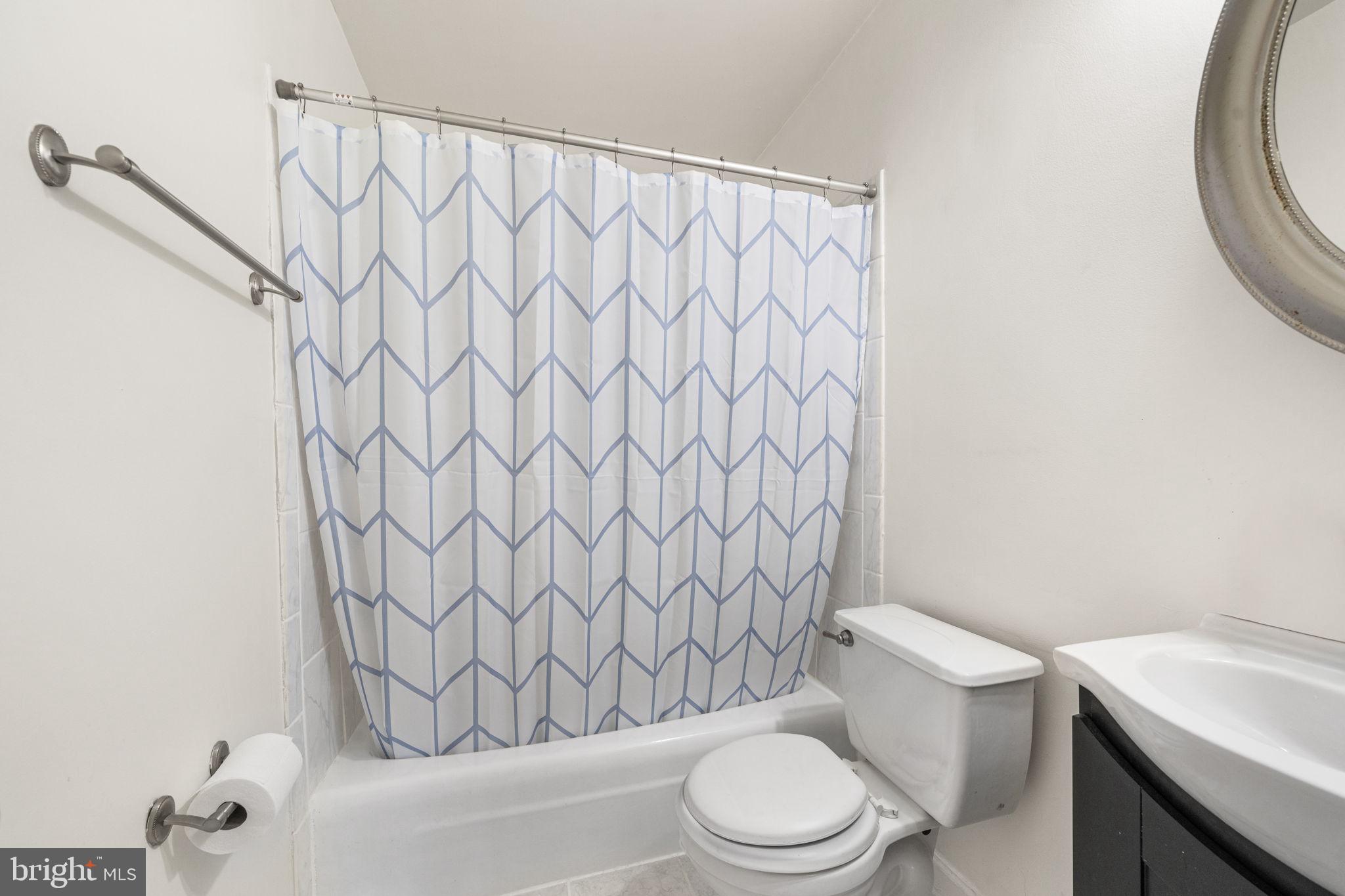 8252 Getty Court Springfield, VA 22153 - Photo 22 of 30 Upstairs full hall bath