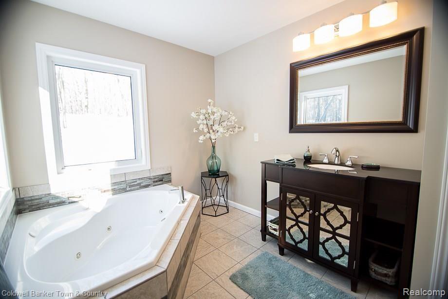 12362 White Lake Road Fenton, MI 48430 - Photo 21 of 39 021.jpg