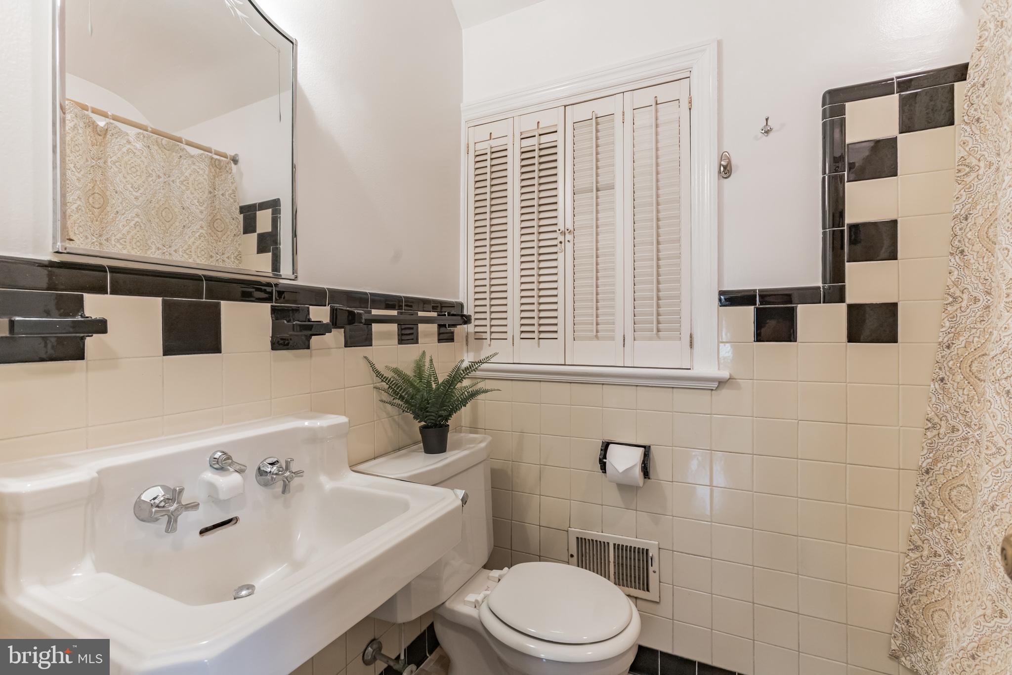 2803 Cameron Mills Road Alexandria, VA 22302 - Photo 23 of 32 Upstairs bathroom