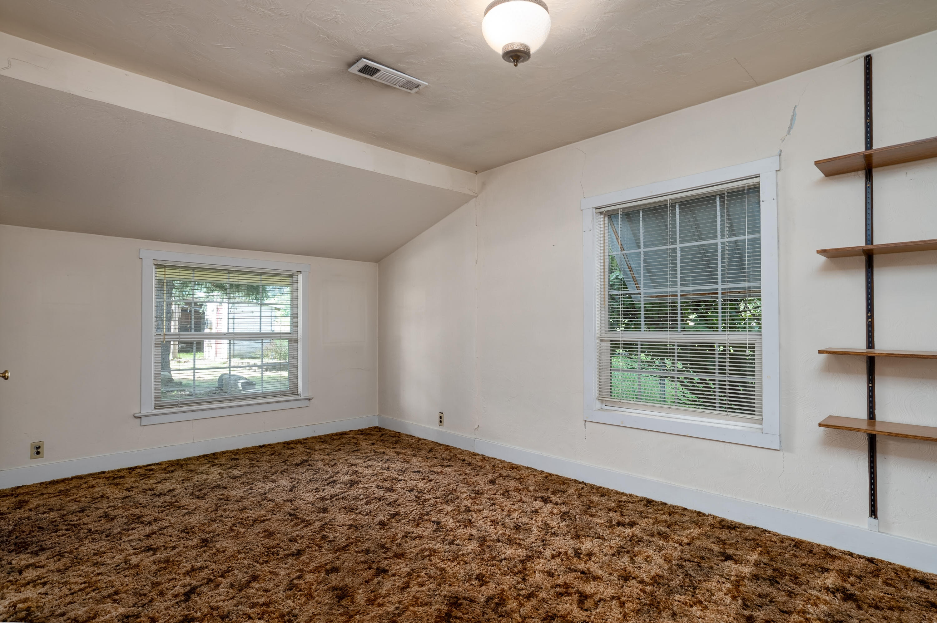 1467 South Stage Road Medford, OR 97501 - Photo 9 of 25 S Stage003