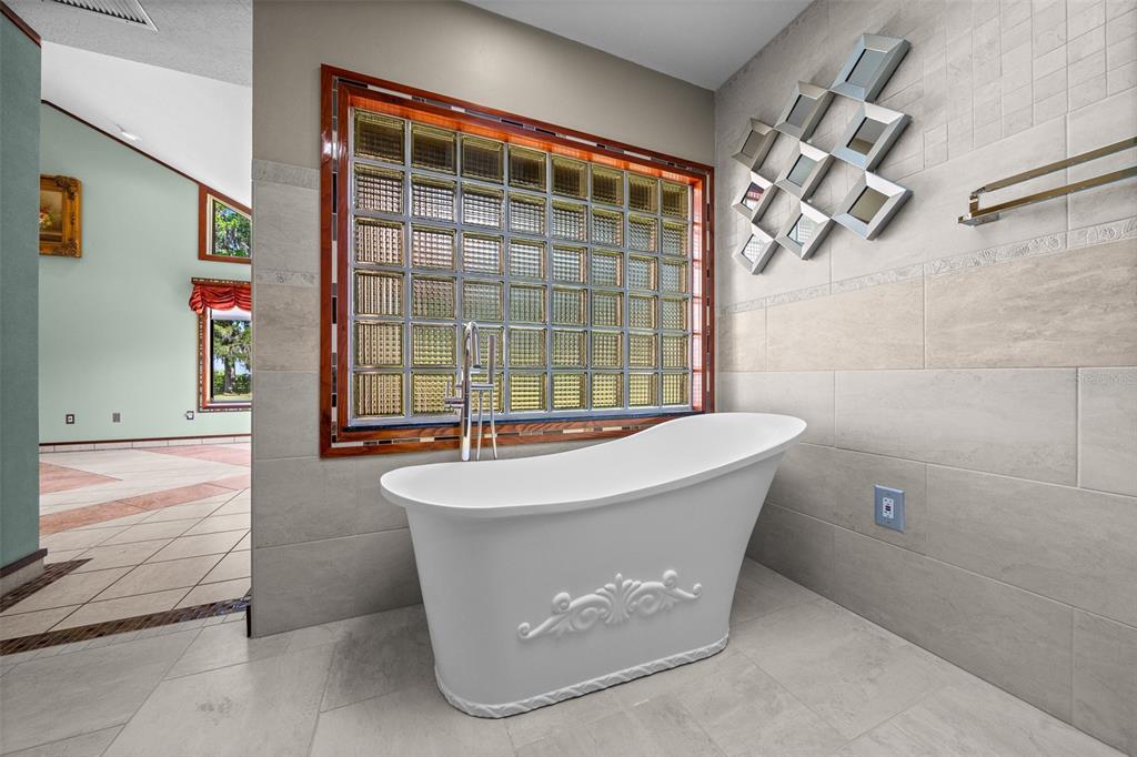 5950 Southwest 21st Avenue Road Ocala, FL 34471 - Photo 30 of 79 a bathroom with a bathtub