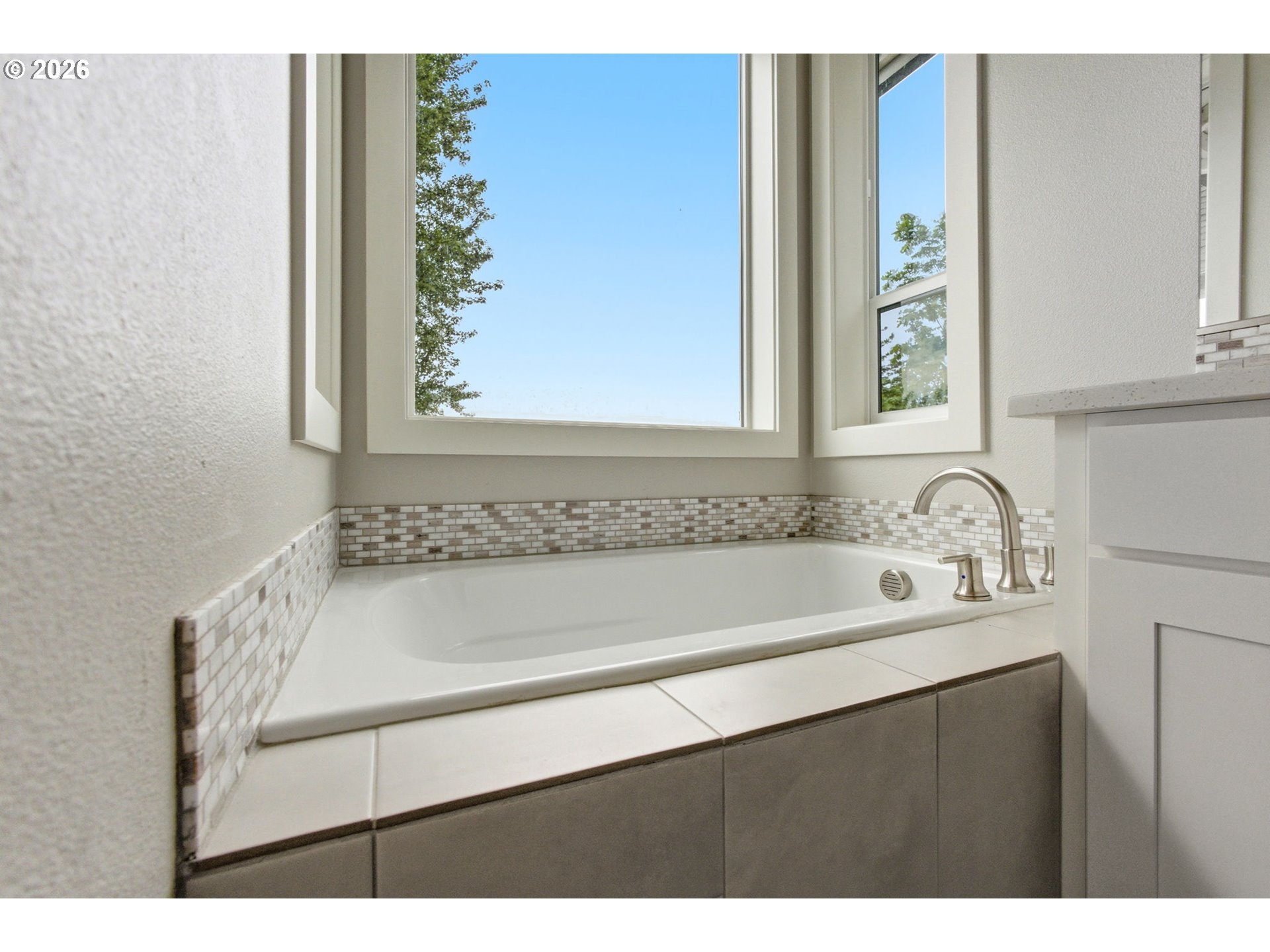 1372 Overview Street Northwest Salem, OR 97304 - Photo 25 of 45 a bathroom with a bathtub and a sink