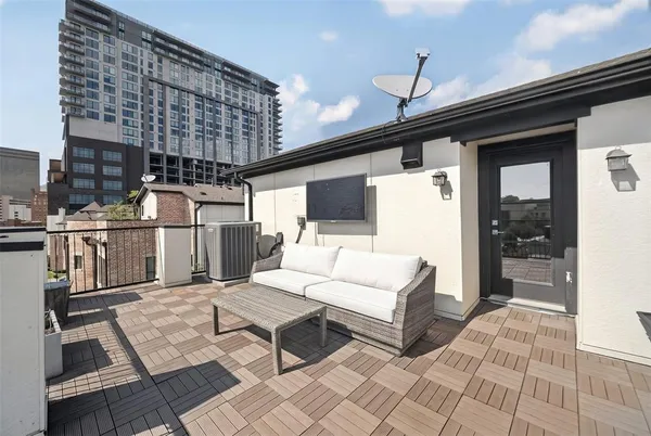 $5,500 | 520 South Pearl Expressway, Dallas, TX 75201