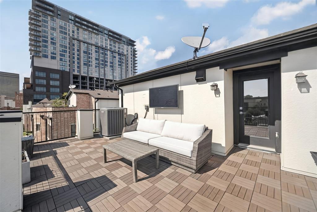 520 South Pearl Expressway Dallas, TX 75201 - Photo 13 of 26 Rooftop deck.