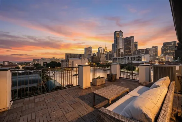 $5,500 | 520 South Pearl Expressway, Dallas, TX 75201