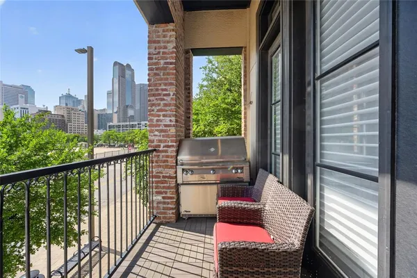 $5,500 | 520 South Pearl Expressway, Dallas, TX 75201