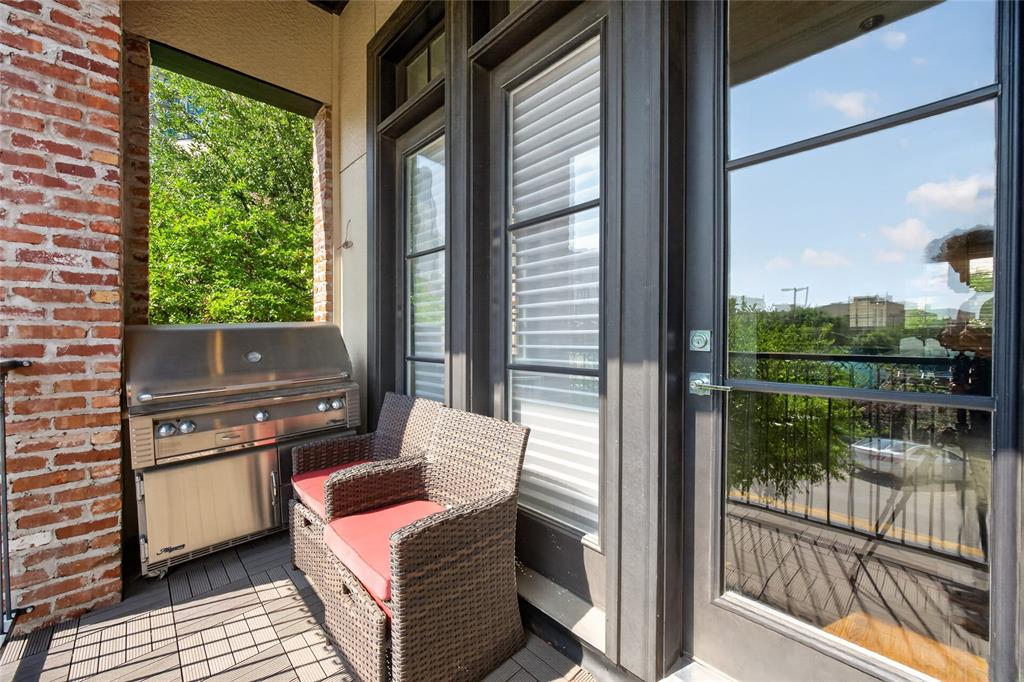 520 South Pearl Expressway Dallas, TX 75201 - Photo 21 of 26 Covered balcony.