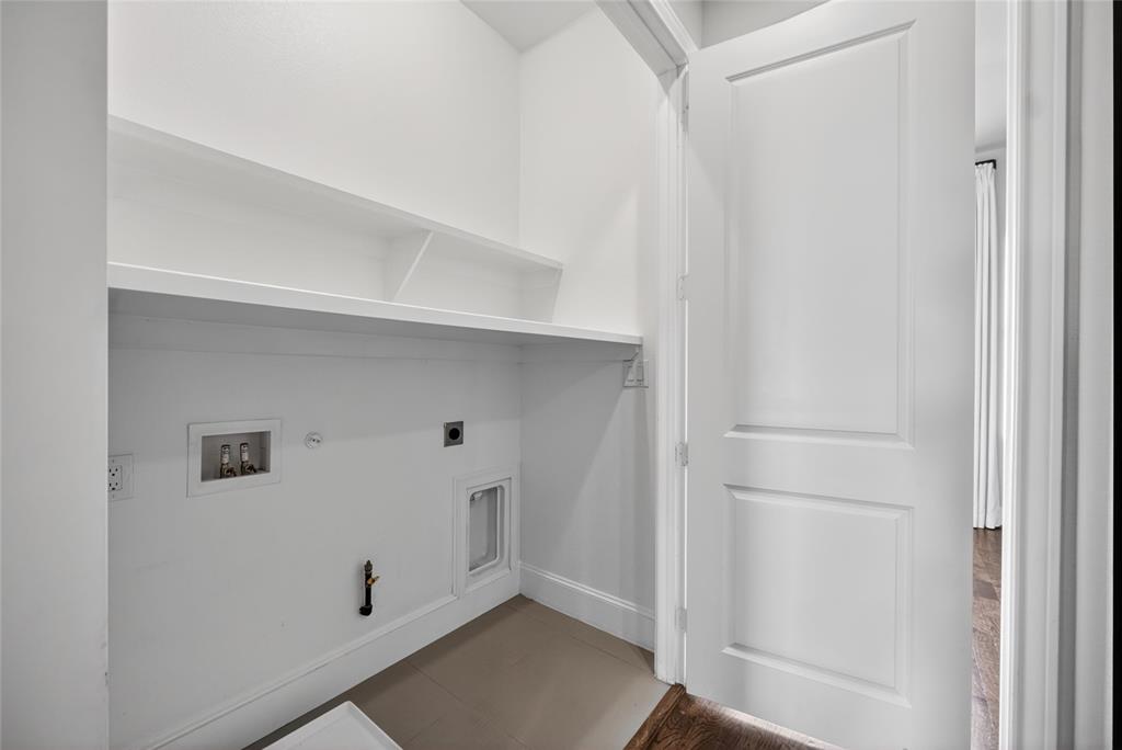 520 South Pearl Expressway Dallas, TX 75201 - Photo 22 of 26 Full size washer/dryer closet.