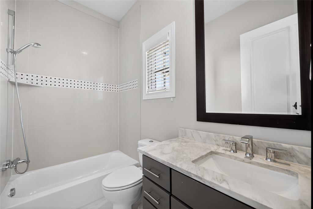 520 South Pearl Expressway Dallas, TX 75201 - Photo 24 of 26 2nd bedroom bathroom.