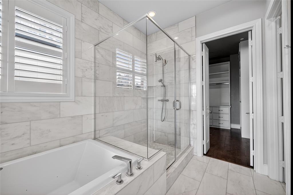 520 South Pearl Expressway Dallas, TX 75201 - Photo 26 of 26 Jetted tub and separate shower.