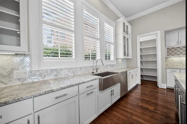 $5,500 | 520 South Pearl Expressway, Dallas, TX 75201