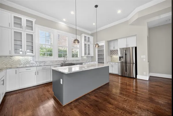 $5,500 | 520 South Pearl Expressway, Dallas, TX 75201