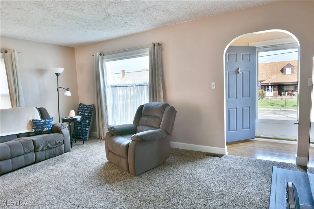 170 Wilson Street Struthers, OH 44471 - Photo 6 of 36 Living room