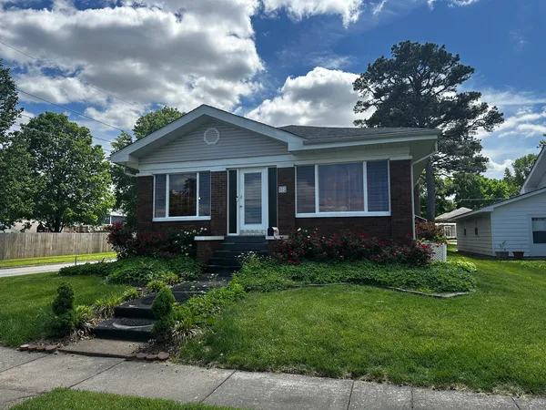 $139,900 | 302 West 6th Street, Benton, IL 62812