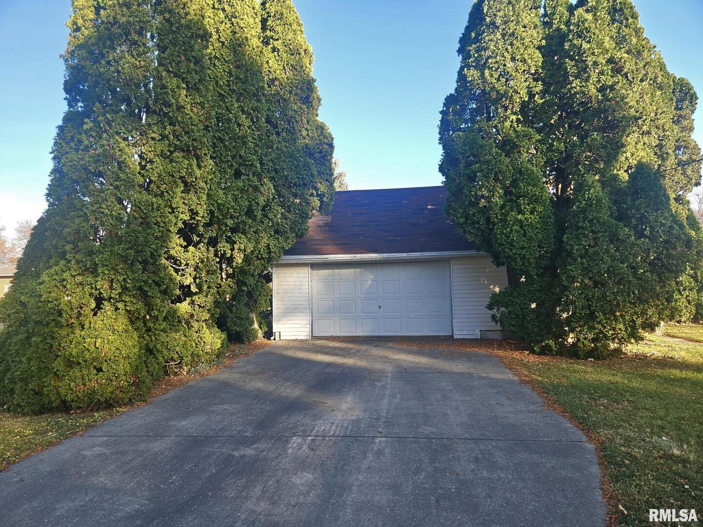 918 Seminary Street Wilton, IA 52778 - Photo 4 of 12 a view of a house with a yard
