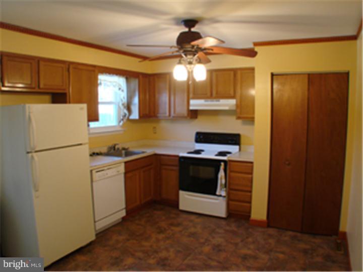 26 Hunting Ridge Road Newark, DE 19702 - Photo 5 of 15 Kitchen