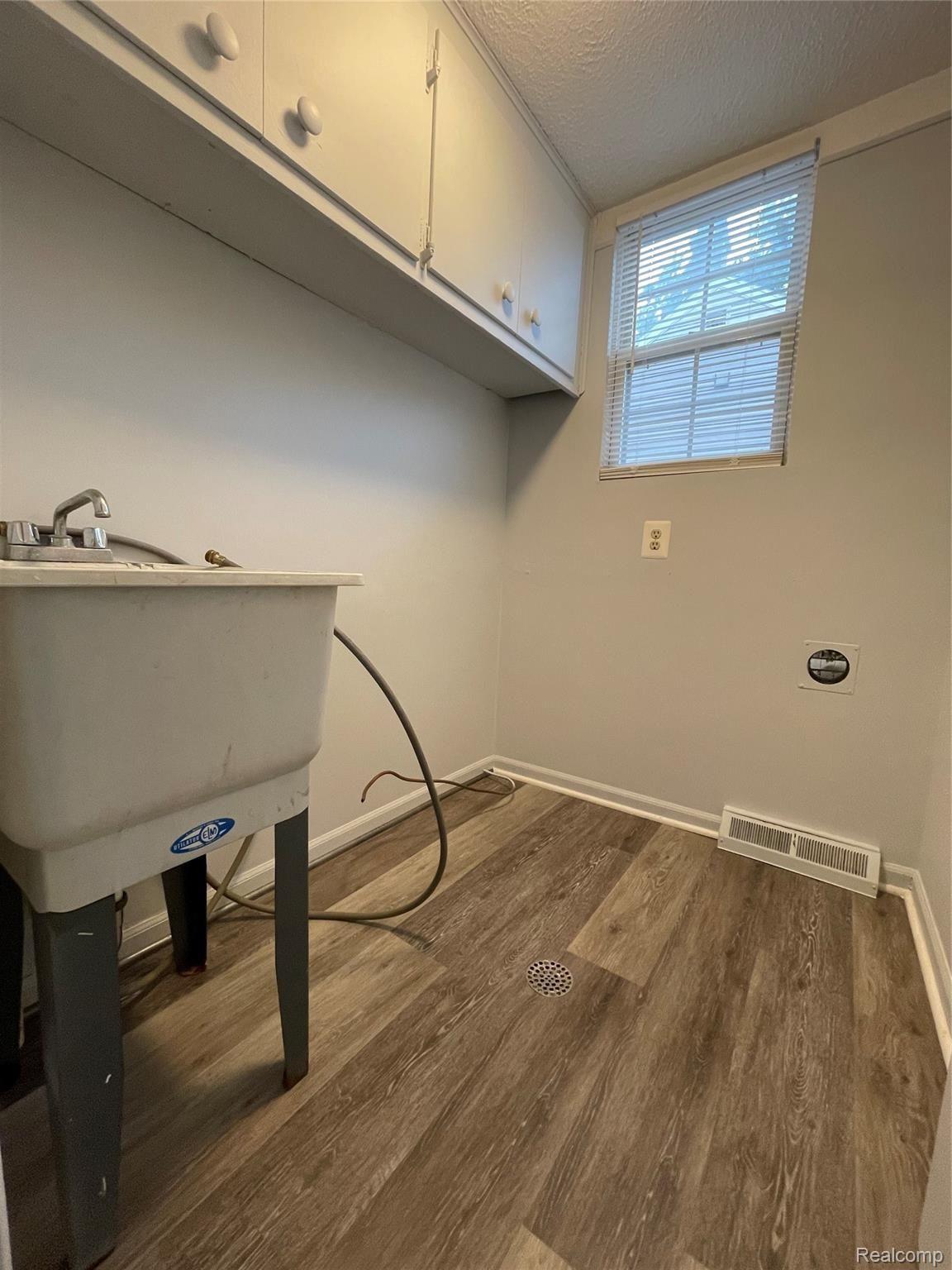 21195 Inkster Road Farmington, MI 48336 - Photo 13 of 13 13 - Laundry Room.jpg