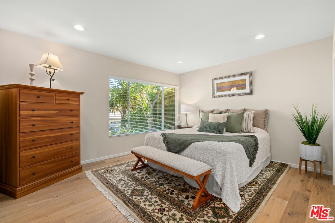 6523 Lakeridge Road Los Angeles, CA 90068 - Photo 18 of 28 a living room with furniture and a dresser
