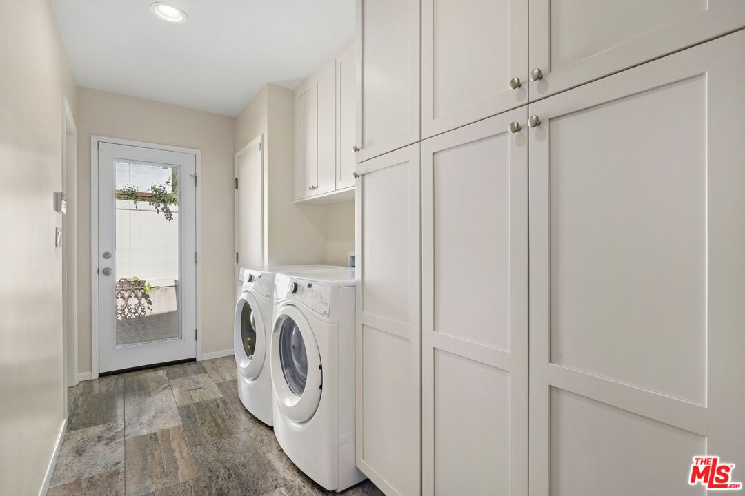 6523 Lakeridge Road Los Angeles, CA 90068 - Photo 23 of 28 a utility room with dryer and washer