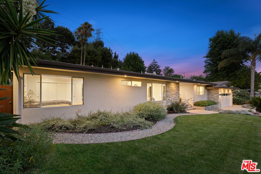 6523 Lakeridge Road Los Angeles, CA 90068 - Photo 24 of 28 a view of a backyard with plants and a patio