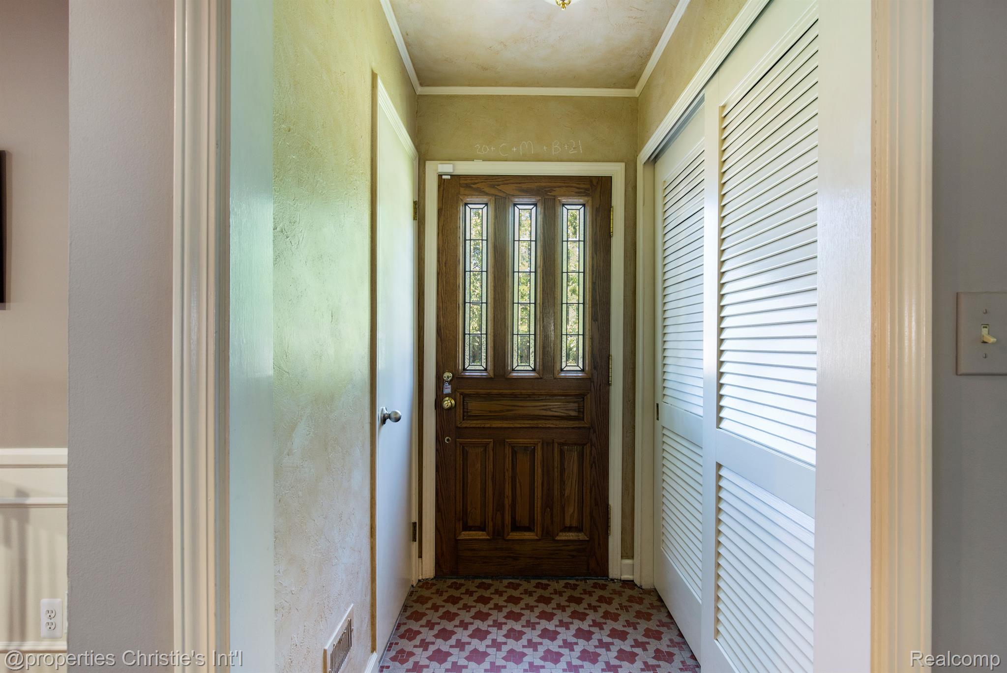 1047 Roslyn Road Grosse Pointe, MI 48236 - Photo 4 of 32 Gallery Image 4
