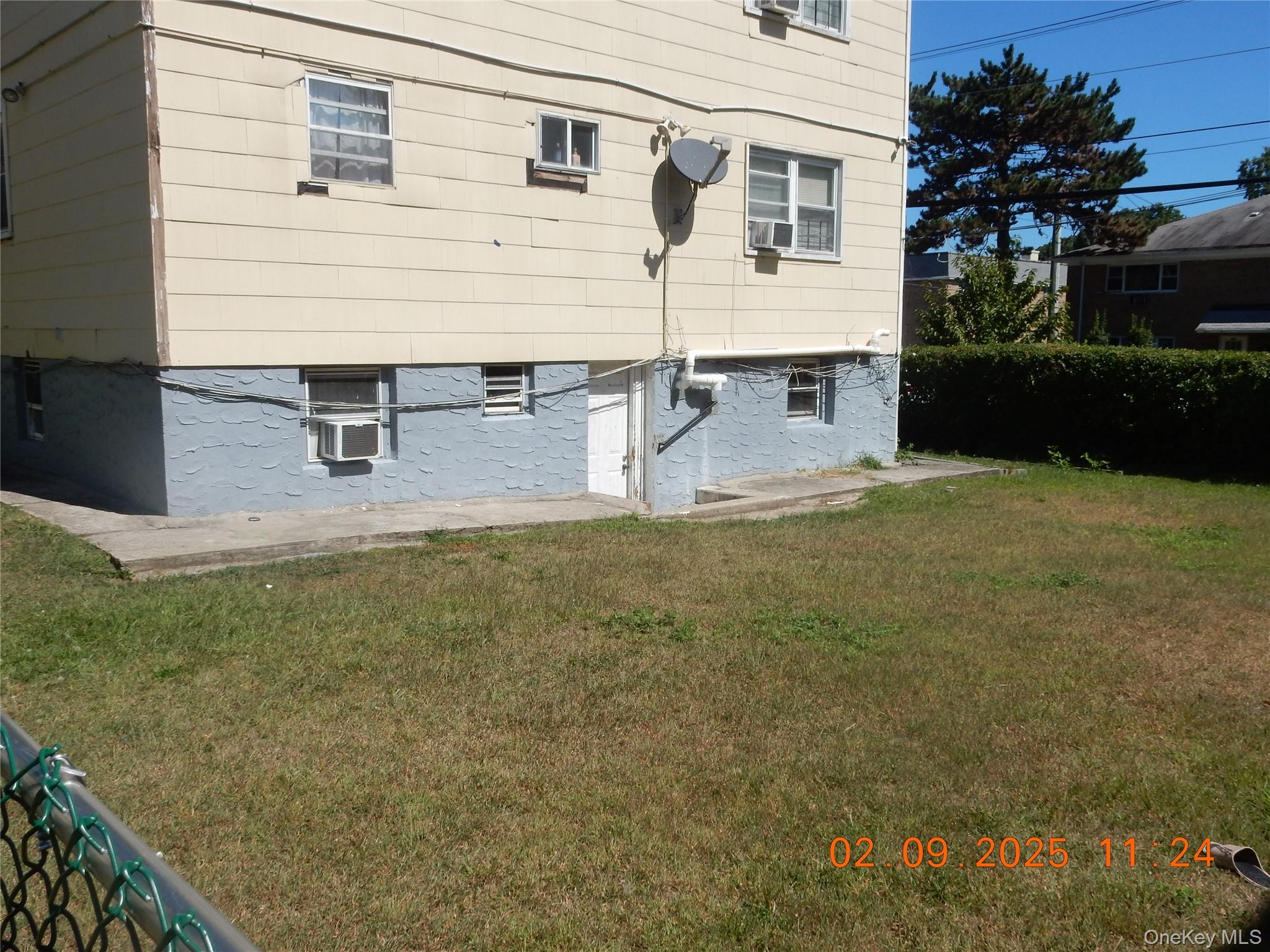 132 East 4th Street Mount Vernon, NY 10550 - Photo 7 of 10 a view of a house with backyard and sitting area