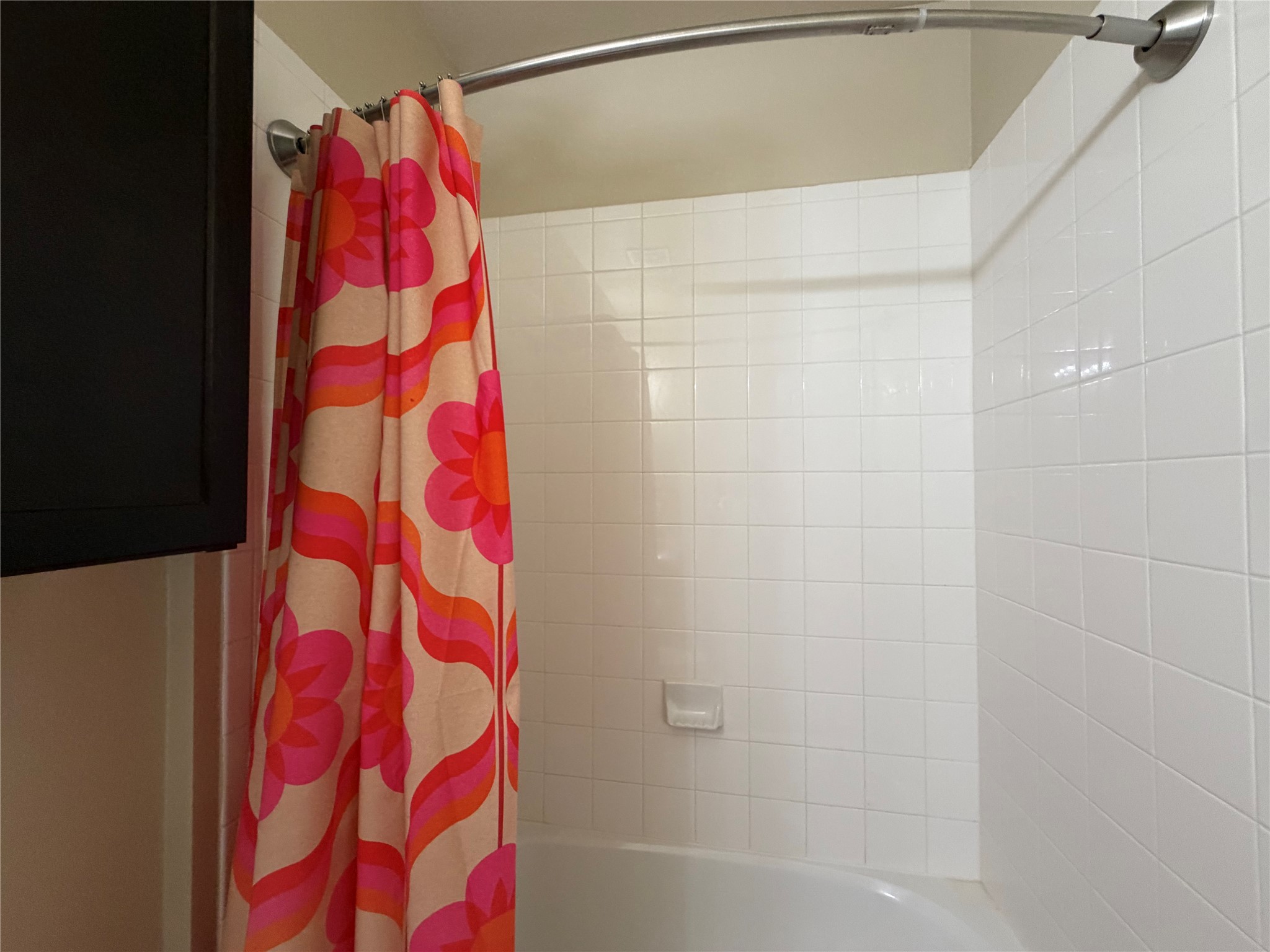 4508 Kind Way, Unit 249 Austin, TX 78725 - Photo 17 of 20 Secondary bathroom with bathtub.