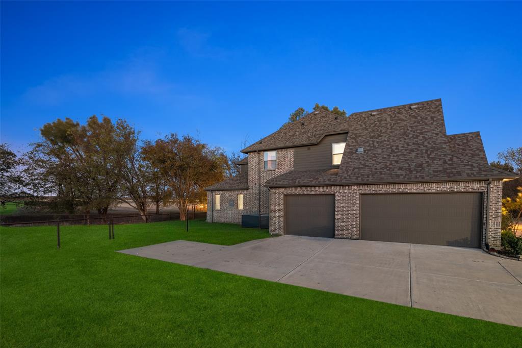 191 Daniel Drive Van Alstyne, TX 75495 - Photo 5 of 30 a front view of house with a garden