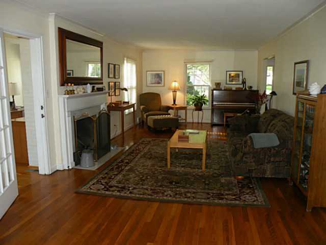 1738 Waltham Road Columbus, OH 43221 - Photo 4 of 18